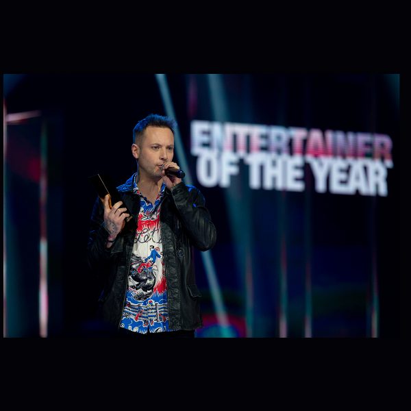 Dallas Smith Crowned Entertainer of the Year for the Third Consecutive Year at the 2021 CCMA Awards